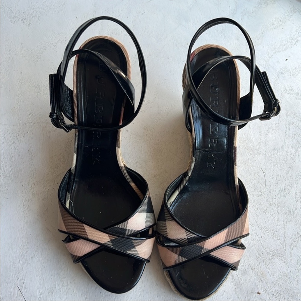 ❤️🤎🖤Burberry Black and Tan Sandals with Intersecting Straps